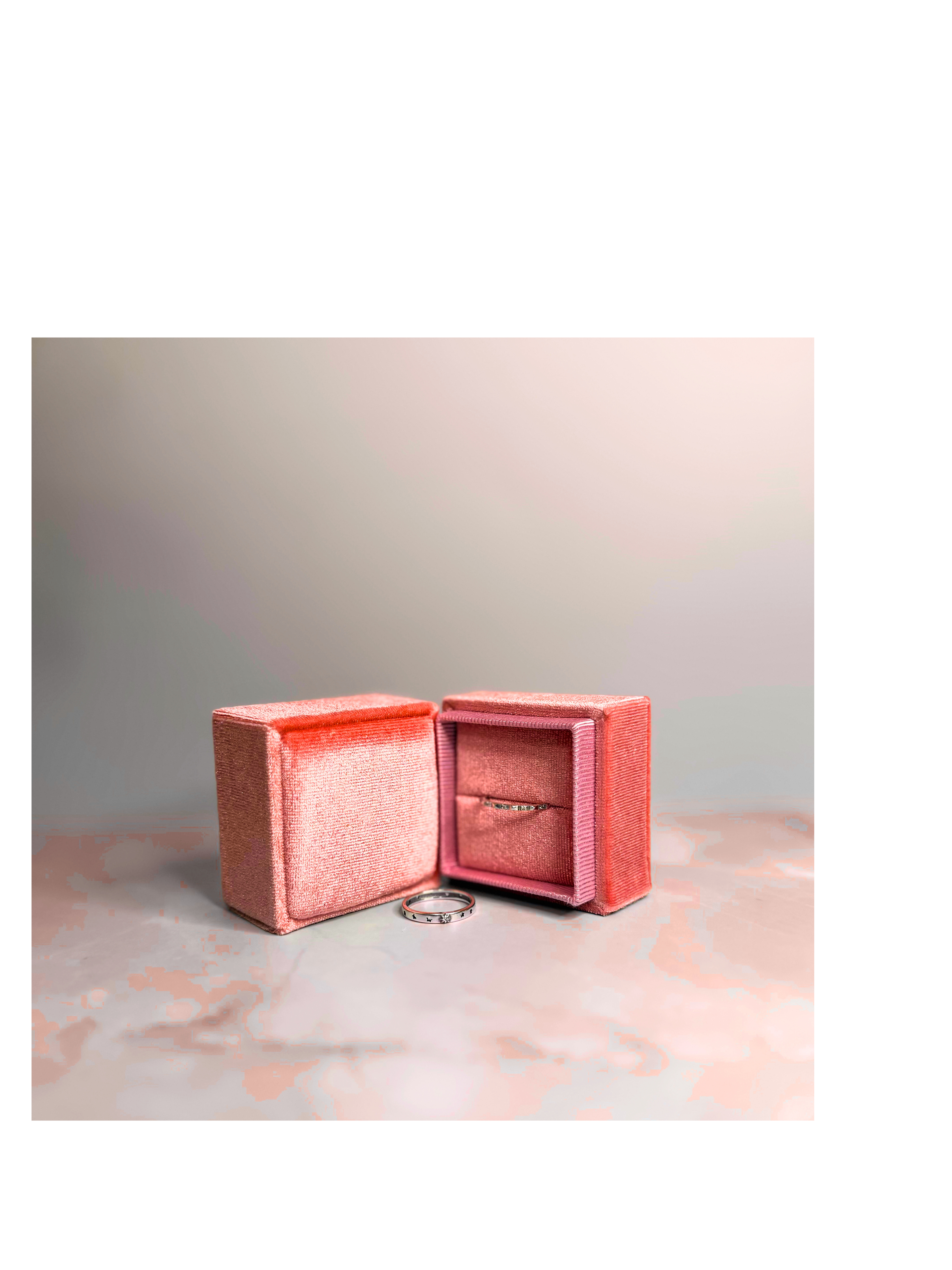 Square Velvet Ring Box – Classic Single-Slot Jewelry Gift Box