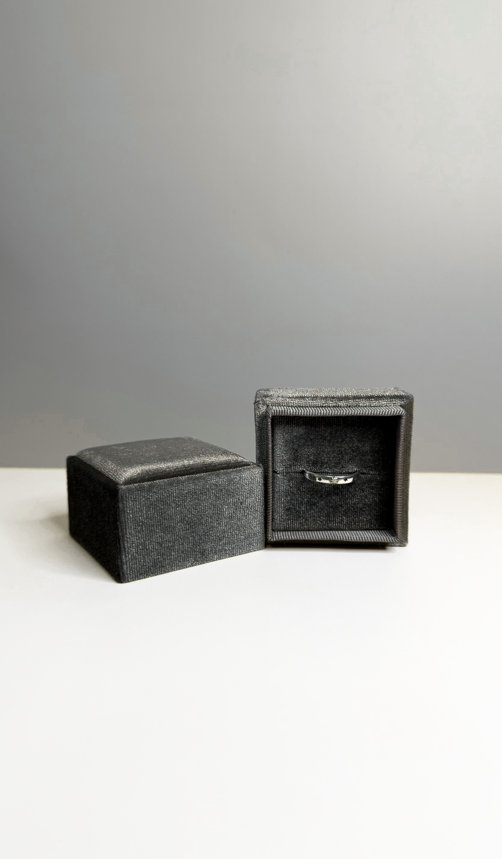 Square Velvet Ring Box – Classic Single-Slot Jewelry Gift Box