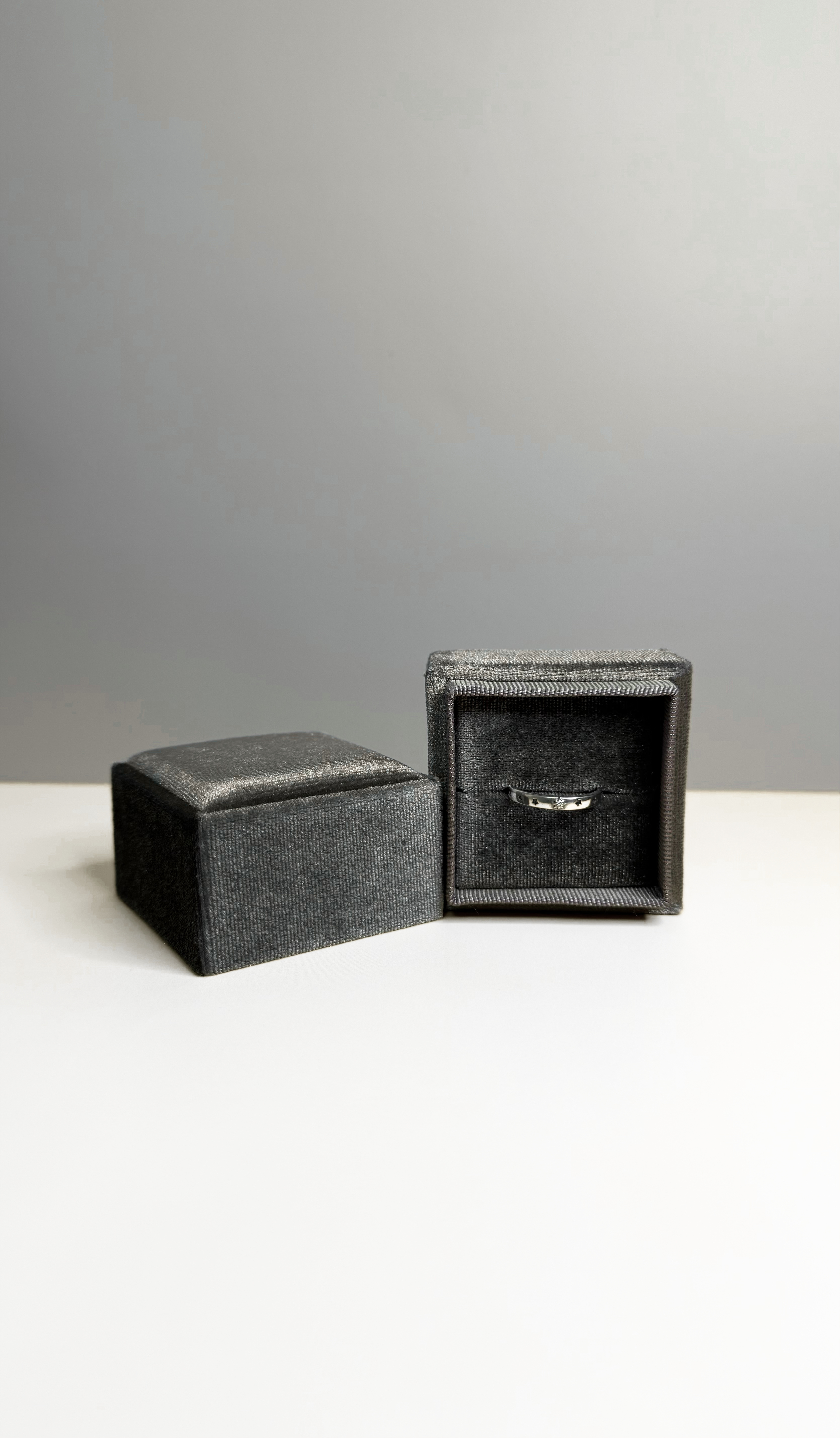 Square Velvet Ring Box – Classic Single-Slot Jewelry Gift Box