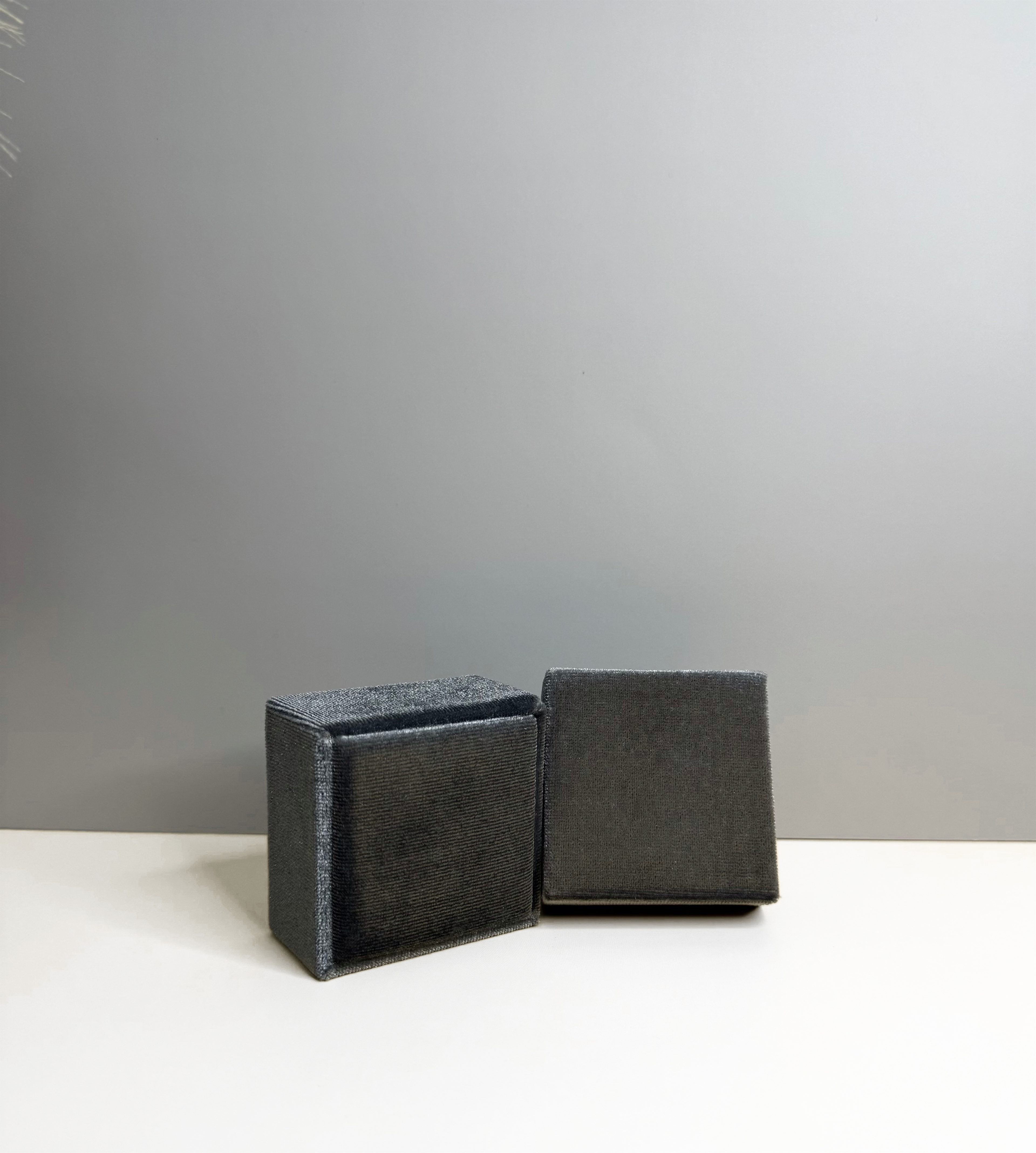 Square Velvet Ring Box – Classic Single-Slot Jewelry Gift Box